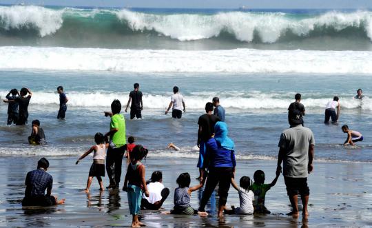 Menengok keganasan ombak di Pantai Karang Hawu, Pelabuhan Ratu