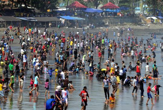 Menengok keganasan ombak di Pantai Karang Hawu, Pelabuhan Ratu