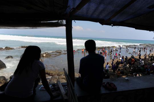 Menengok keganasan ombak di Pantai Karang Hawu, Pelabuhan Ratu