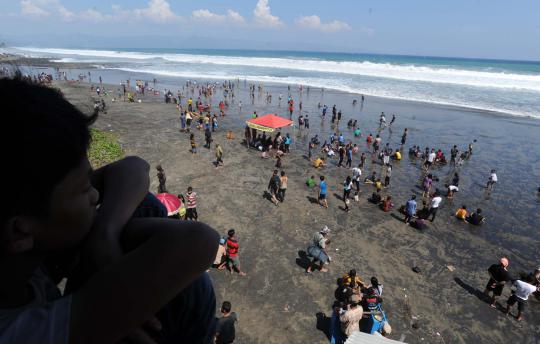 Menengok keganasan ombak di Pantai Karang Hawu, Pelabuhan Ratu