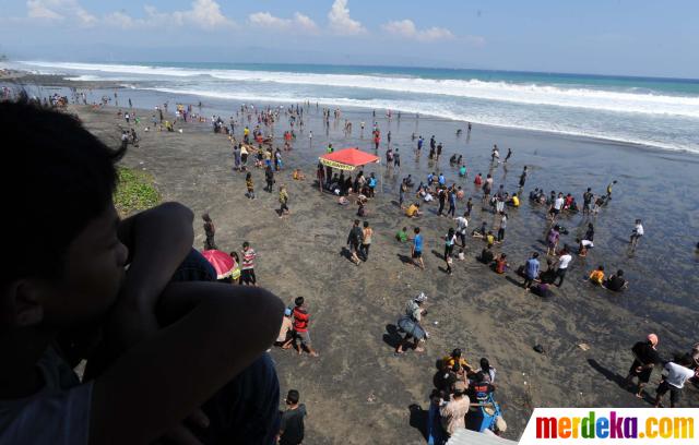 Pantai Karang Hawu: Menikmati Deburan Ombak di Pantai yang Terkenal dengan Mitos Nyi Roro Kidul