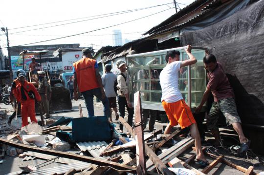 700 Petugas gabungan bongkar bangunan PKL Tanah Abang