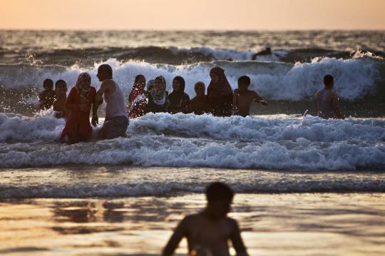 Mengintip keceriaan wanita Palestina berlibur di Pantai Tel Aviv