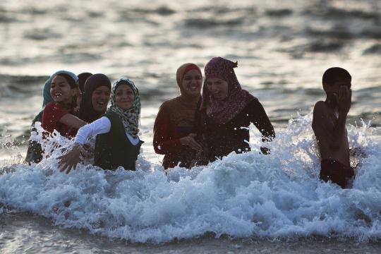 Mengintip keceriaan wanita Palestina berlibur di Pantai Tel Aviv