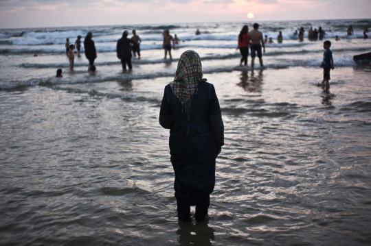 Mengintip keceriaan wanita Palestina berlibur di Pantai Tel Aviv