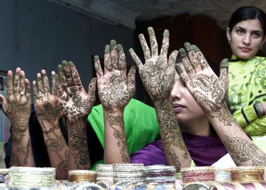 Rahasia wanita Pakistan sambut Idul Fitri dengan tinta henna
