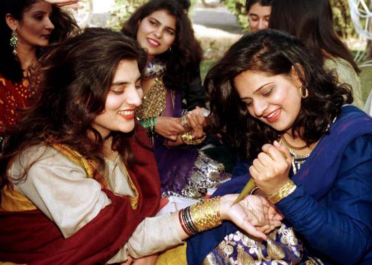 Rahasia wanita Pakistan sambut Idul Fitri dengan tinta henna
