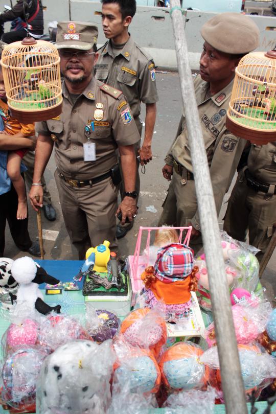 Satpol PP ultimatum PKL di Pasar Gembrong pindah lokasi