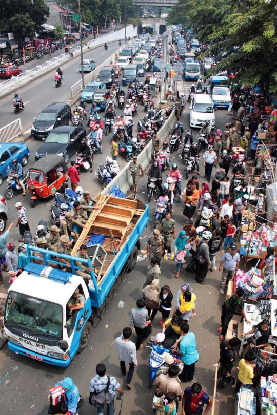 Satpol PP ultimatum PKL di Pasar Gembrong pindah lokasi