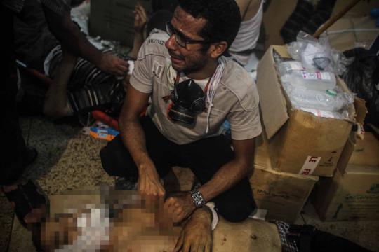 Histeris tangisan keluarga korban tewas bentrokan berdarah Mesir