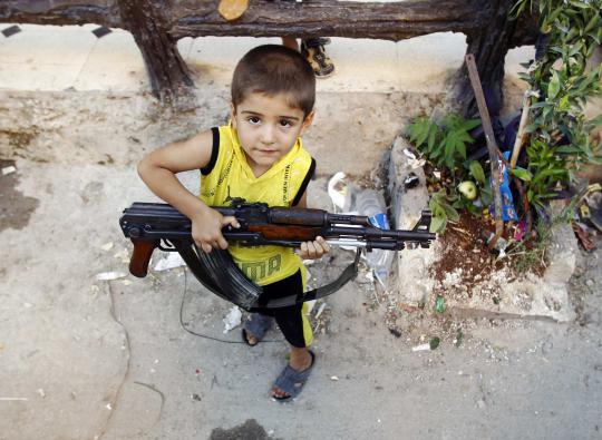 Anak-anak ini diizinkan membawa senjata api untuk perang