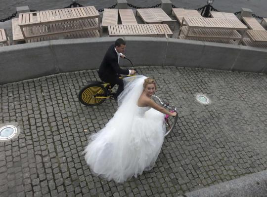 Asyiknya merayakan pernikahan dengan bersepeda keliling kota