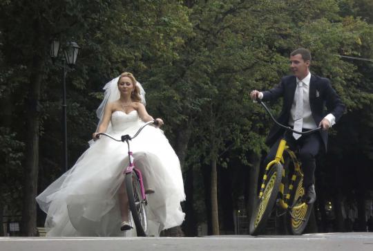 Asyiknya merayakan pernikahan dengan bersepeda keliling kota