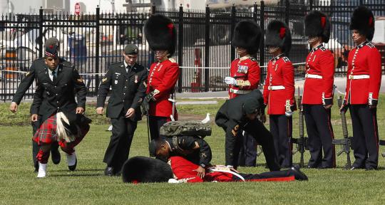 Para anggota militer ini pingsan saat ikuti upacara kenegaraan