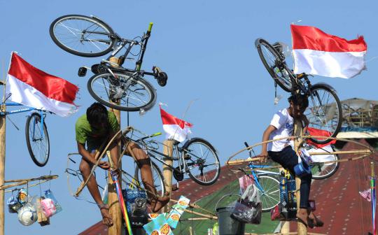 Meriahnya lomba panjat 100 pohon pinang