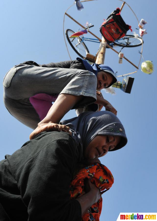 Foto : Meriahnya lomba panjat 100 pohon pinang merdeka.com