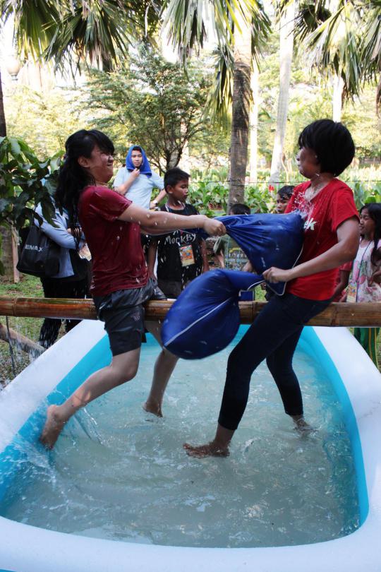 Keceriaan peserta lomba tujuh belasan di Taman Cattleya, Tomang