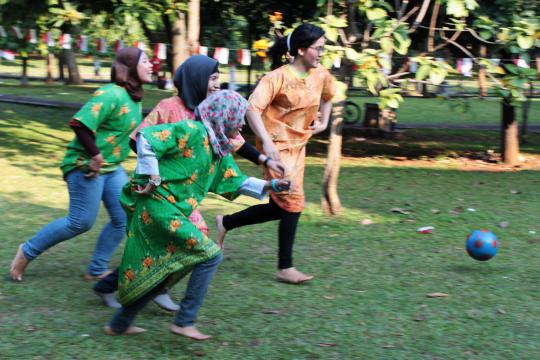 Keceriaan peserta lomba tujuh belasan di Taman Cattleya, Tomang