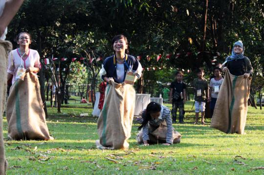 Keceriaan peserta lomba tujuh belasan di Taman Cattleya, Tomang