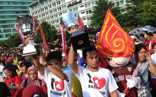 Juara dunia bulu tangkis diarak keliling Jalan Sudirman-Thamrin