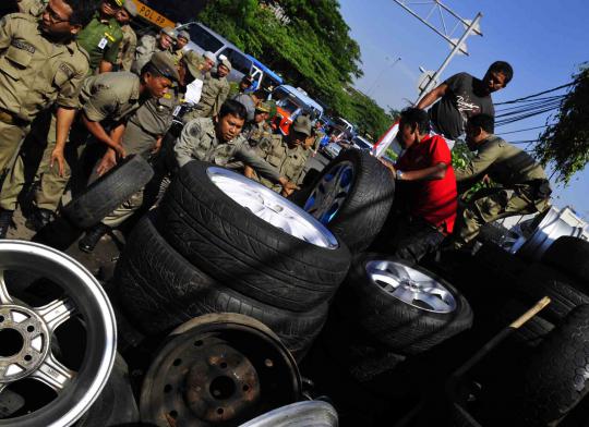 Satpol PP tertibkan pedagang velg dan ban bekas di Tanah Abang