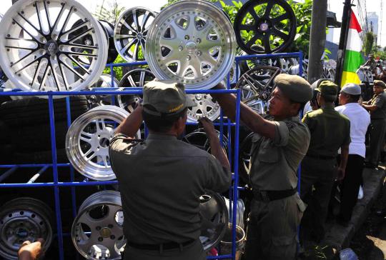 Satpol PP tertibkan pedagang velg dan ban bekas di Tanah Abang