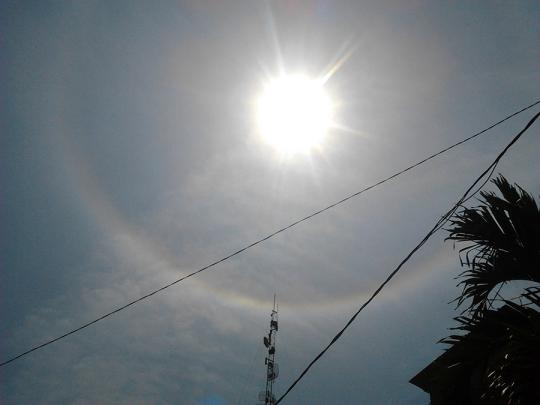 Indahnya fenomena 'cincin matahari' di langit Indonesia