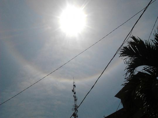 Indahnya fenomena 'cincin matahari' di langit Indonesia