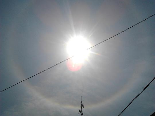 Indahnya fenomena 'cincin matahari' di langit Indonesia