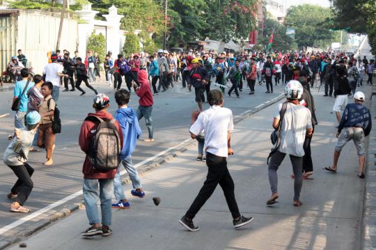 Puluhan pelajar terlibat tawuran di wilayah Jembatan Tiga