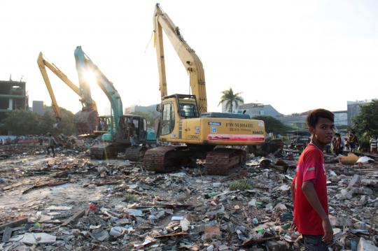 Mencari barang berharga di sisa reruntuhan bangunan Waduk Pluit