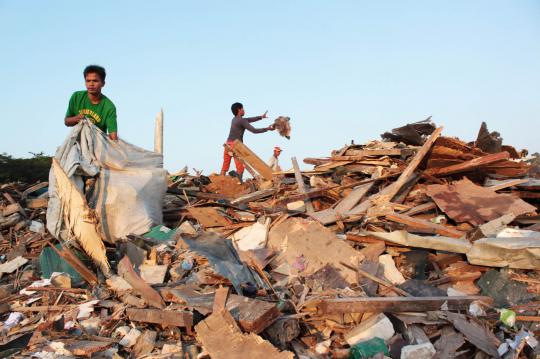 Mencari barang berharga di sisa reruntuhan bangunan Waduk Pluit