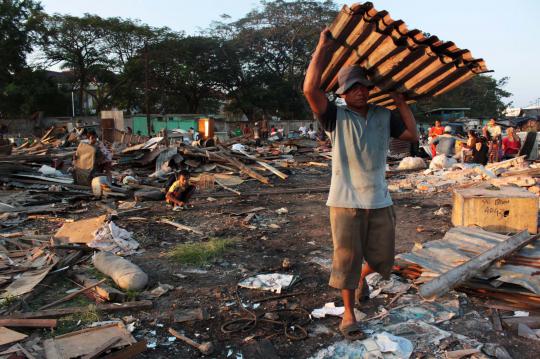 Mencari barang berharga di sisa reruntuhan bangunan Waduk Pluit