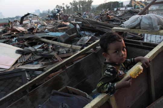 Mencari barang berharga di sisa reruntuhan bangunan Waduk Pluit