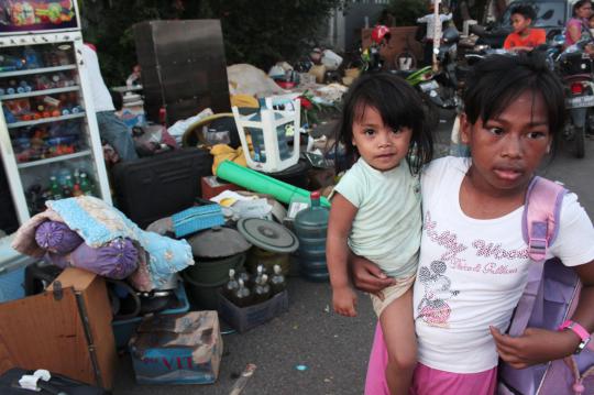 Mencari barang berharga di sisa reruntuhan bangunan Waduk Pluit