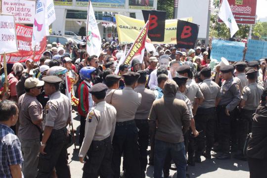 Baru dilantik, Ganjar-Heru langsung didemo petani & nelayan