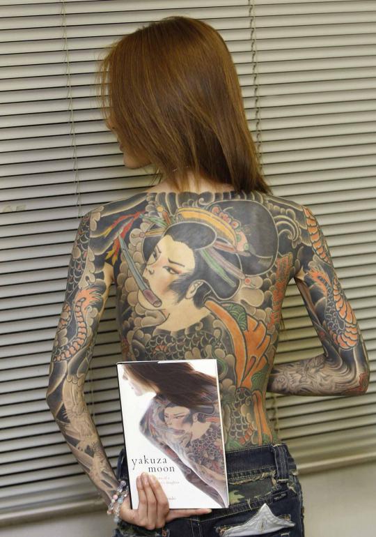 Ini tato di sekujur tubuh Shoko Tendo, putri bos besar Yakuza