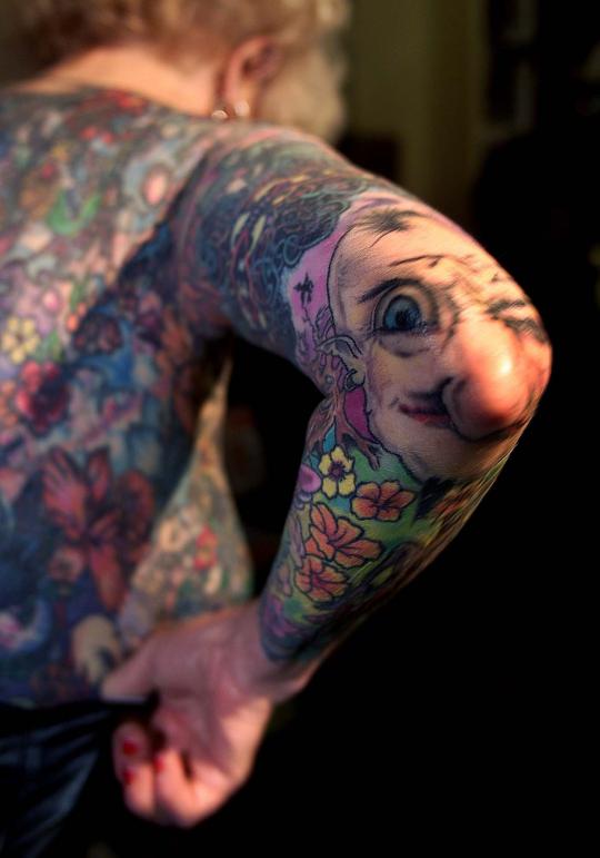 Ini wanita tertua di dunia dengan tubuh penuh tato