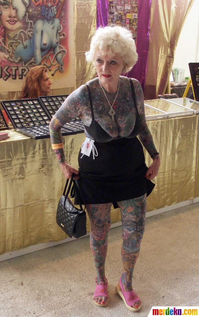 Foto Ini wanita tertua di  dunia dengan tubuh penuh tato  