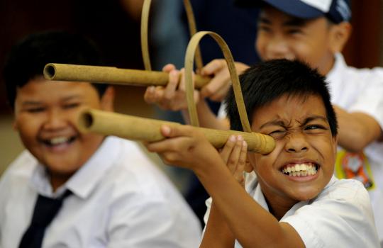 Asyiknya berbagai permainan tradisional dari bambu di Senayan