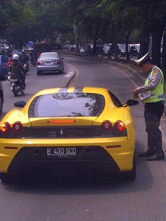 Mobil-mobil mewah yang terobos jalur busway