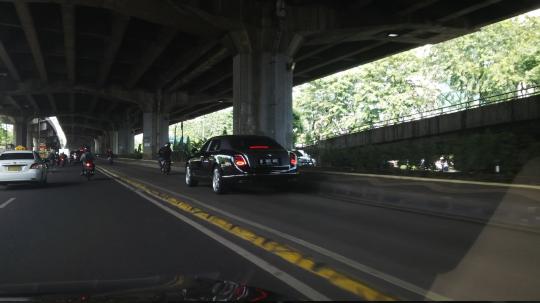 Mobil-mobil mewah yang terobos jalur busway