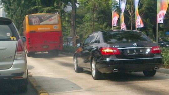 Mobil-mobil mewah yang terobos jalur busway