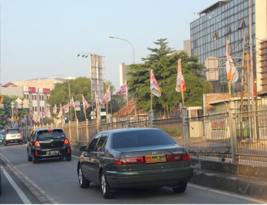 Mobil-mobil mewah yang terobos jalur busway