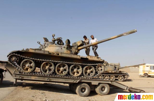 Foto : Tentara pemberontak Suriah sita tank militer Bashar 