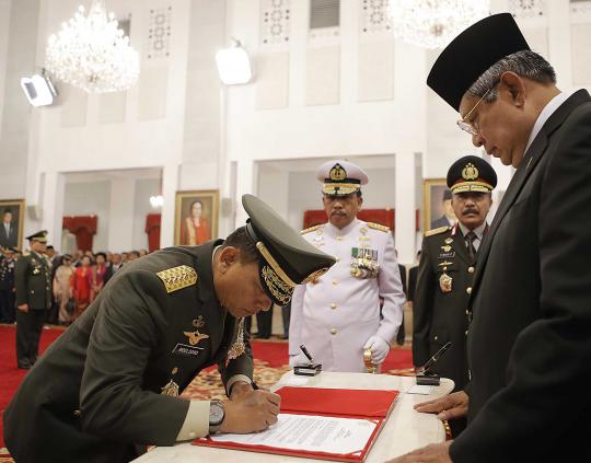 Pelantikan Jenderal Moeldoko dan Letjen Budiman di Istana Negara