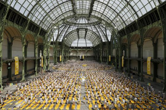 Yoga massal di Paris