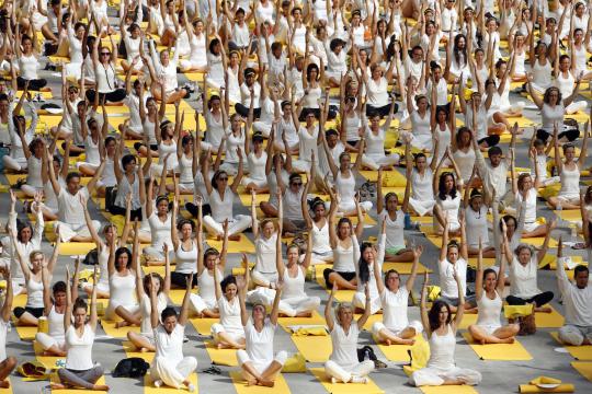 Yoga massal di Paris