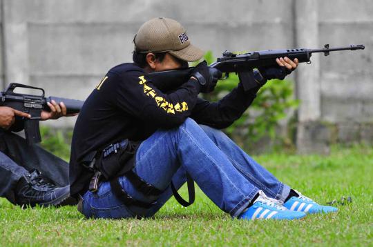 30 Pemburu preman gembleng diri dengan latihan menembak
