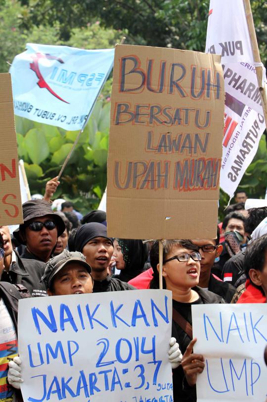 Tuntut kenaikan UMP, ribuan buruh gelar demo di Kantor Jokowi